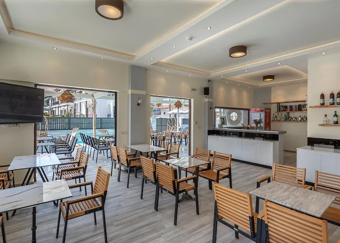 Adonis Apartmanhotel 3*